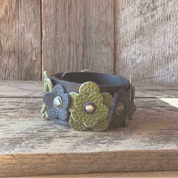 Leather Bracelet with Black and Green Flowers - Katze Boutique