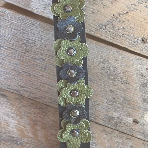 Leather Bracelet with Black and Green Flowers - Katze Boutique