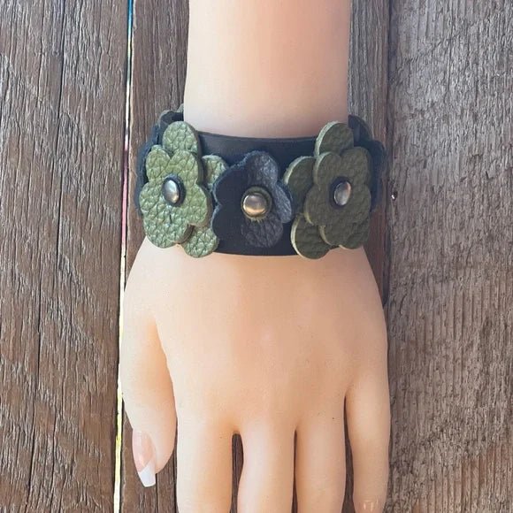 Leather Bracelet with Black and Green Flowers - Katze Boutique