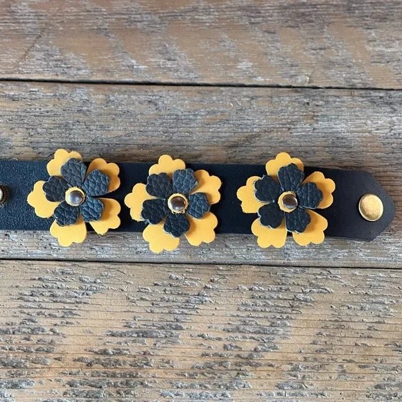 Leather Bracelet with Black and Green Flowers - Katze Boutique